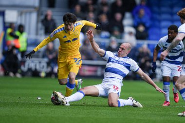 Queens Park Rangers 'dan Michael Frey, Leeds United takımından Ao Tanaka' nın 15 Mart 2025 'te Londra' daki Kiyan Prince Foundation Stadyumu 'nda oynanan Queens Park Rangers - Leeds United maçında aldığı topu kazandı.