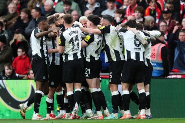 Newcastle United takımından Dan Burn, 16 Mart 2025 'te Wembley Stadyumu' nda oynanan Carabao Kupası final maçında 0-1 'lik galibiyetini kutluyor.