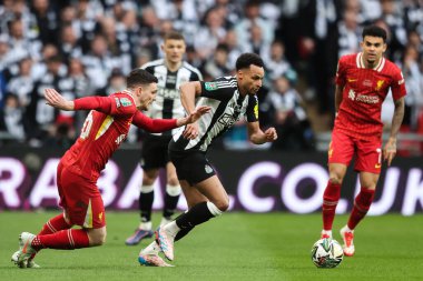Newcastle United takımından Jacob Murphy, 16 Mart 2025 'te Londra' daki Wembley Stadyumu 'nda oynanan Liverpool - Newcastle United maçında topu ileri taşıyor.