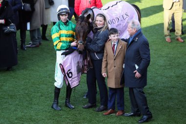 Cheltenham Festivali 2025 Altın Kupa Günü 'nde Cheltenham Yarış Pisti Cheltenham, Birleşik Krallık' ta 14 Mart 2025 'te Altın Kupa' yı kazanmasını kutluyor.