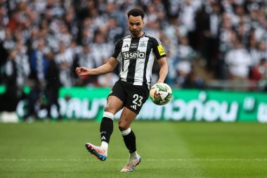 Newcastle United takımından Jacob Murphy, 16 Mart 2025 'te Wembley Stadyumu' nda oynanan Liverpool-Newcastle United final maçında topu geçiyor.