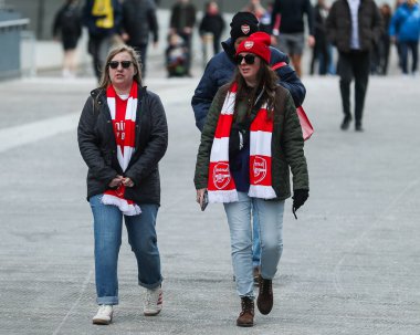 Taraftarlar 16 Mart 2025 'te Emirates Stadyumu' nda oynanan Premier League karşılaşması öncesinde Emirates Stadyumu 'na geldiler.