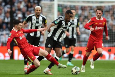Newcastle United takımından Alexander Isak, 16 Mart 2025 'te Wembley Stadyumu' nda oynanan Liverpool - Newcastle United maçında topu bırakıyor.