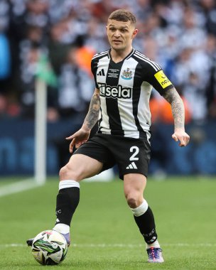 Newcastle United takımından Kieran Trippier, 16 Mart 2025 'te Wembley Stadyumu' nda oynanan Carabao Kupası final maçında topu geçti.