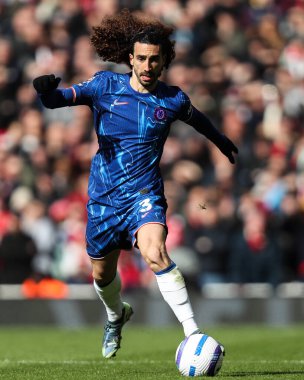 Chelsea 'li Marc Cucurella, 16 Mart 2025' te Emirates Stadyumu 'nda oynanan Premier League karşılaşmasında topu atıyor.