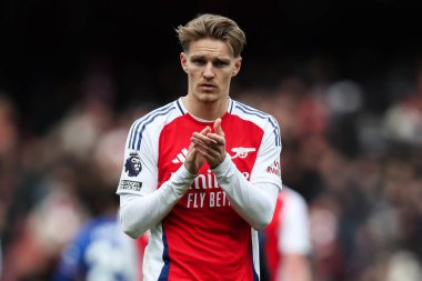 Arsenal 'den Martin degaard, 16 Mart 2025' te Emirates Stadyumu 'nda oynanan Premier League karşılaşması sonrasında taraftarları alkışlıyor.