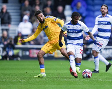 Leeds United takımından Jayden Bogle, Queens Park Rangers - Leeds United maçında Queens Park Rangers - Kiyan Prince Foundation Stadyumu, Londra, Birleşik Krallık, 15 Mart 2025 'te oynadığı maçta Queens Park Rangers maçında topu Queens Park Rangers' tan almaya çalıştı.
