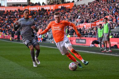 Blackpool 'dan Sonny Carey, 15 Mart 2025' te Bloomfield Road, Blackpool 'da oynanan Blackpool - Leyton Orient maçında topa vuruyor.