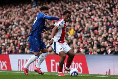 Arsenal 'den Jurrien Timber, 16 Mart 2025' te Londra 'daki Emirates Stadyumu' nda oynanan Premier League karşılaşmasında Chelsea 'den Jadon Sancho' yu durdurdu.