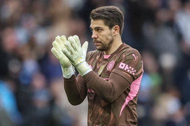 Manchester City 'den Stefan Ortega, 15 Mart 2025 tarihinde Etihad Stadyumu' nda oynanan Premier League maçında taraftarları alkışlıyor.