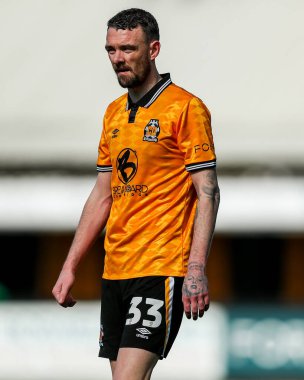 Cambridge United takımından Scott Malone, 15 Mart 2025 'te Cledara Abbey Stadyumu' nda oynanan Cambridge United ve Peterborough United maçında izlemektedir.