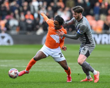 Blackpool 'dan Niall Ennis, Leyton Orient' li Jack Simpson tarafından 15 Mart 2025 'te Bloomfield Road, Blackpool, İngiltere' de oynanan Blackpool-Leyton Orient maçında durduruldu.