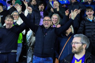 Warrington Wolves taraftarları, 15 Mart 2025 'te İngiltere' nin Widnes şehrinde oynanan Betfred Challenge Cup maçında Widnes Vikings-Warrington Wolves maçında takımlarının kazanmasını kutladı.