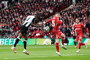Newcastle United 'dan Alexander Isak, 16 Mart 2025' te Londra 'daki Wembley Stadyumu' nda oynanan Liverpool-Newcastle United maçında kaleye doğru ilerliyor.