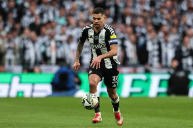 Newcastle United takımından Bruno Guimares, 16 Mart 2025 'te Londra, Wembley Stadyumu' nda oynanan Liverpool-Newcastle United Carabao Kupası final maçında topu ileri taşıyor.