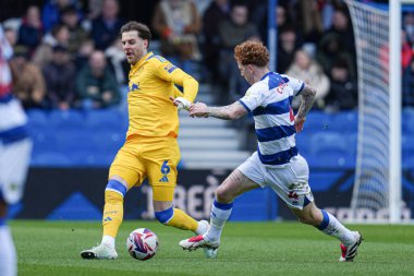 Leeds United takımından Joe Rodon topu Queens Park Rangers - Leeds United maçında Queens Park Rangers - Kiyan Prince Foundation Stadyumu, Londra, İngiltere, 15 Mart 2025 'te Queens Park Rangers maçında Queens Park Rangers - Leeds United' ın baskısı altında ileri atıyor.