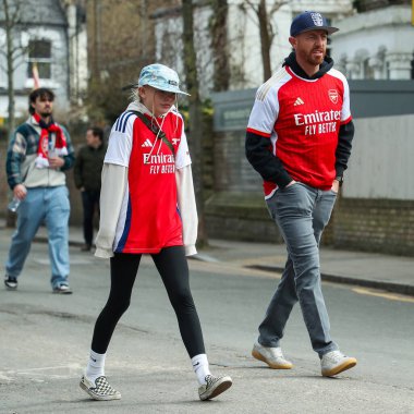 Taraftarlar, 16 Mart 2025 'te Birleşik Krallık' taki Emirates Stadyumu 'nda oynanan Premier League karşılaşması öncesinde Arsenal İstasyonu' na geldiler.