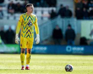 Cambridge United takımından Nathan Bishop, 15 Mart 2025 'te Cledara Abbey Stadyumu' nda oynanan Cambridge United - Peterborough United maçında maç yapıyor.