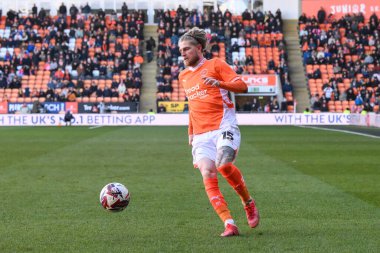 Blackpool takımından Hayden Coulson, 15 Mart 2025 'te Bloomfield Road, Blackpool' da oynanan Blackpool - Leyton Orient maçında topa vuruyor.