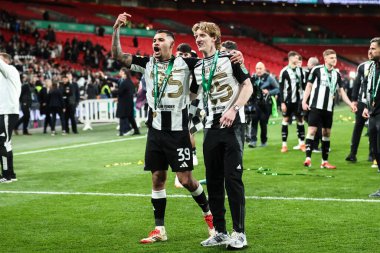 Newcastle United 'dan Bruno Guimares ve Newcastle United' dan Anthony Gordon, 16 Mart 2025 'te Wembley Stadyumu' nda oynanan Carabao Kupası final maçı sonrasında takımlarını kazandılar.