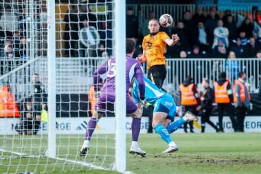 Cambridge United takımından Ryan Loft, 15 Mart 202 'de Cledara Abbey Stadyumu' nda oynanan Cambridge United ve Peterborough United maçında topu alıyor.
