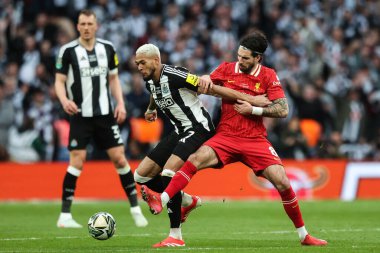 Newcastle United 'dan Joelinton ve Liverpool' dan Dominik Szoboszlai, 16 Mart 2025 'te Wembley Stadyumu' nda oynanan Liverpool-Newcastle United maçında top için mücadele ettiler.