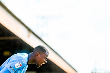 Peterborough United takımından Bradley Ihionvien, 15 Mart 2025 'te Cledara Abbey Stadyumu' nda oynanan Cambridge United - Peterborough United maçında tepki gösterdi.