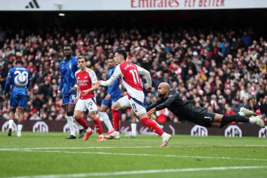 Chelsea 'den Robert Snchez, 16 Mart 2025' te Emirates Stadyumu 'nda oynanan Premier Lig karşılaşmasında topu açık bir şekilde atıyor.