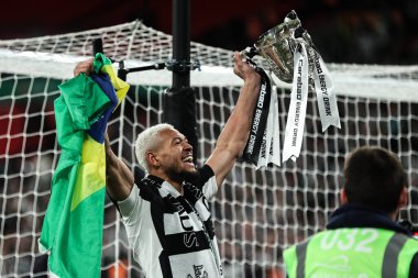 Newcastle United takımlarından Joelinton, Carabao Kupası kupasını kazandıktan sonra takımları Liverpool-Newcastle United maçını Wembley Stadyumu, Londra, İngiltere, 16 Mart 2025 'te kazandı.