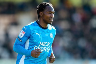 Peterborough United takımından Tayo Edun, 15 Mart 2025 'te Cledara Abbey Stadyumu' nda oynanan Cambridge United - Peterborough United maçında maç yapıyor.