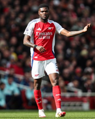 Arsenal 'den Thomas Partey, 16 Mart 2025' te Birleşik Krallık 'taki Emirates Stadyumu' nda oynanan Premier League maçında takım arkadaşlarına talimat verir.