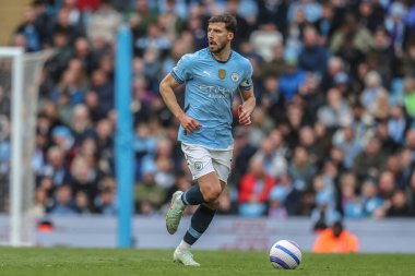 Manchester City 'den Rben Dias, 15 Mart 2025 tarihinde Etihad Stadyumu' nda Manchester City ve Hove Albion 'a karşı oynanan Premier Lig karşılaşmasında topu aldı.