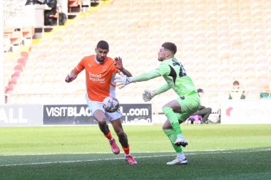 Blackpool 'dan Ashley Fletcher, 15 Mart 2025' te Bloomfield Road, Blackpool 'da oynanan Blackpool-Leyton Orient maçında Leyton Orient' in etrafında dönüyor.