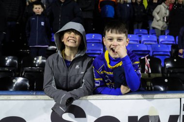 Warrington Wolves taraftarları, 15 Mart 2025 'te İngiltere' nin Widnes şehrinde oynanan Betfred Challenge Cup maçında Widnes Vikings-Warrington Wolves maçında takımlarının kazanmasını kutladı.