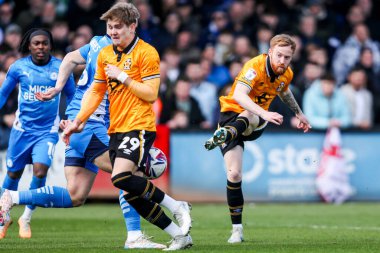 Cambridge United takımından James Brophy, 15 Mart 202 'de Cledara Abbey Stadyumu' nda oynanan Cambridge United-Peterborough maçında çekim yapıyor.