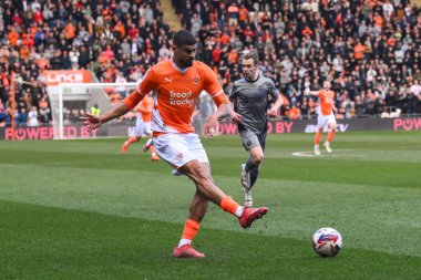 Blackpool takımından Ashley Fletcher, 15 Mart 2025 'te Bloomfield Road, Blackpool' da oynanan Blackpool - Leyton Orient maçında pas verdi.