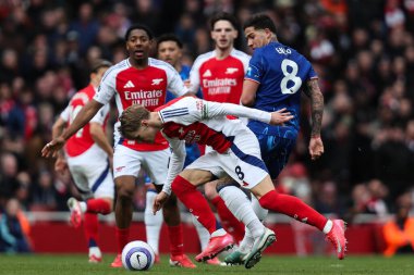 Arsenal 'den Martin degaard ve Chelsea' den Enzo Fernnndez 16 Mart 2025 'te Emirates Stadyumu' nda oynanan Premier League karşılaşmasında top için mücadele ettiler.
