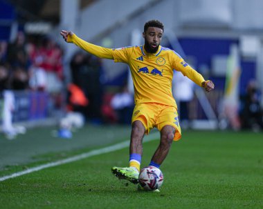 Leeds United takımından Jayden Bogle, 15 Mart 2025 'te Londra' daki Kiyan Prince Foundation Stadyumu 'nda Queens Park Rangers - Leeds United maçında ileri pas attı.