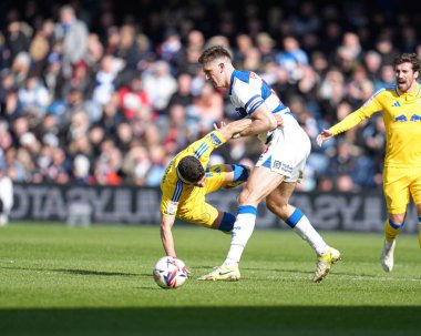 Queens Park Rangers 'dan Jimmy Dunne, Leeds United' lı Manor Solomon 'u 15 Mart 2025' te Londra 'daki Kiyan Prince Vakfı Stadyumu' nda Queens Park Rangers - Leeds United maçında yere serdi.