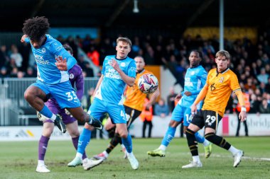 Peterborough United takımından James Dornelly, 15 Mart 202 'de Cledara Abbey Stadyumu' nda oynanan Cambridge United ve Peterborough United maçında topu temizliyor.