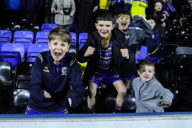 Warrington Wolves taraftarları, 15 Mart 2025 'te İngiltere' nin Widnes şehrinde oynanan Betfred Challenge Cup maçında Widnes Vikings-Warrington Wolves maçında takımlarının kazanmasını kutladı.