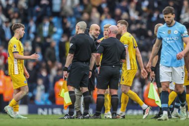 Manchester City 'nin Pep Guardiola teknik direktörü, Premier League maçından sonra hakem Simon Hooper ile Etihad Stadyumu' nda Manchester City - Brighton ve Hove Albion maçında hararetli bir tartışma yaptı.