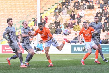 Blackpool takımından Ashley Fletcher, 15 Mart 2025 'te Bloomfield Road, Blackpool' da oynanan Blackpool - Leyton Orient maçında kaleye doğru ilerliyor.