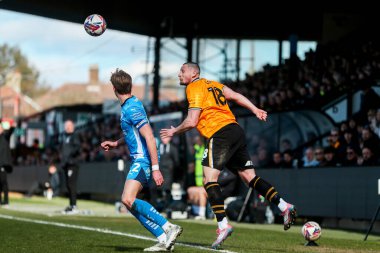 Cambridge United takımından Ryan Loft, 15 Mart 202 'de Cledara Abbey Stadyumu' nda oynanan Cambridge United ve Peterborough United maçında topu alıyor.