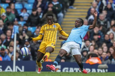 Brighton & Hove Albion 'dan Yankuba Minteh ve Manchester City' den Jrmy Doku Premier Lig karşılaşması sırasında Manchester City - Brighton ve Hove Albion 'a karşı Etihad Stadyumu, Manchester, İngiltere, 15 Mart 2025
