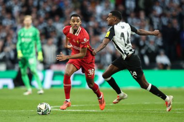 Liverpool 'dan Ryan Gravenberch, 16 Mart 2025' te Londra, Wembley Stadyumu 'nda oynanan Carabao Kupası final maçı sırasında Newcastle United' dan Alexander Isak 'ı atlayarak geçti.