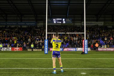 Warrington Wolves 'tan Josh Thewlis, 15 Mart 2025' te İngiltere 'nin Widnes Stadyumu' nda oynanan Betfred Challenge Cup maçı sonrasında gezgin taraftarları alkışlıyor.