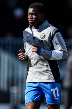 Peterborough United 'dan Kwame Poku, 15 Mart 2025' te İngiltere 'nin Cledara Abbey Stadyumu' nda oynanan Cambridge United ve Peterborough United maçından önce ısınıyor.