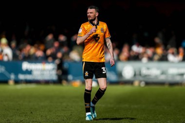 Cambridge United takımından Scott Malone, 15 Mart 2025 'te Cledara Abbey Stadyumu' nda oynanan Cambridge United ve Peterborough United maçında izlemektedir.