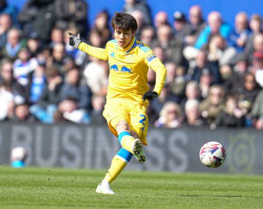 Leeds United takımından Ao Tanaka, 15 Mart 2025 'te Londra' daki Kiyan Prince Foundation Stadyumu 'nda Queens Park Rangers - Leeds United maçında ileri pas attı.